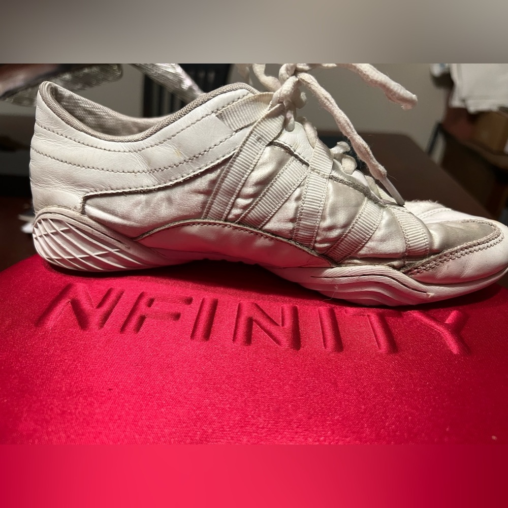 Nfinity evolution cheer shoes. Size 8.5.